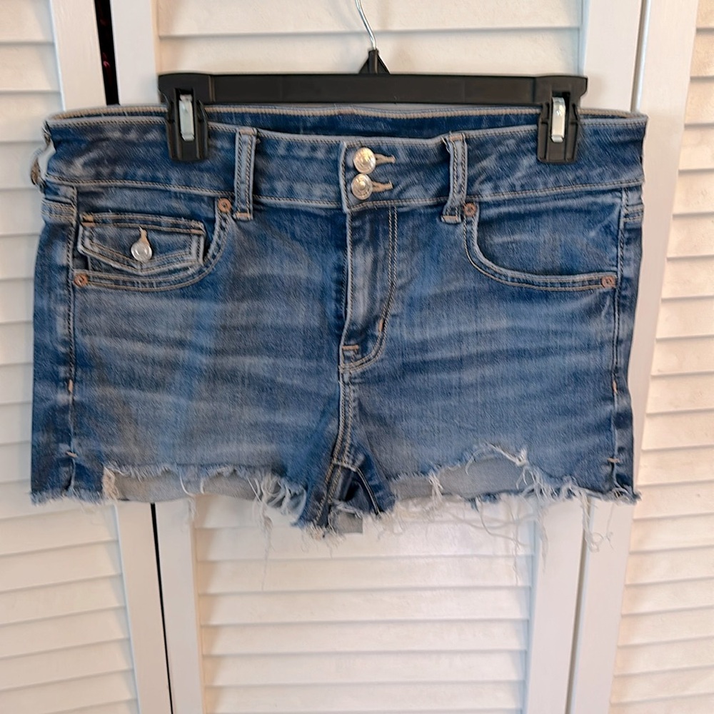 Stylish Frayed Hem Denim Shorts